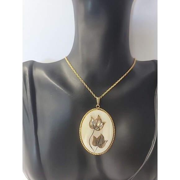 Vintage Gold Tone Mother of Pearl Pendant Necklace Abalone Inlay Leaf Design - Picture 5 of 16